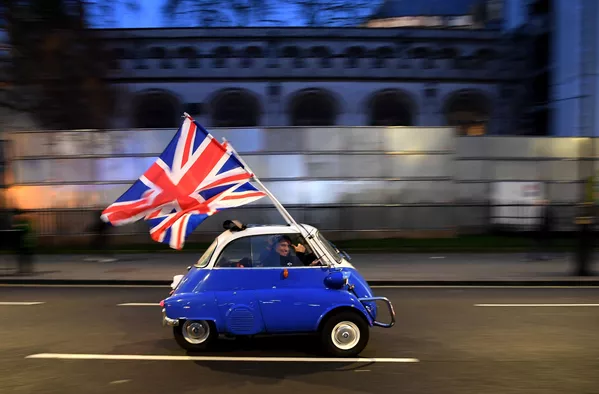 Người đàn ông mang cờ EU ở trung tâm London trong ngày 31 tháng 1 năm 2020, ngày Anh chính thức rời khỏi EU Người đàn ông mang cờ EU ở trung tâm London trong ngày 31 tháng 1 năm 2020, ngày Anh chính thức rời khỏi EU - Sputnik Việt Nam