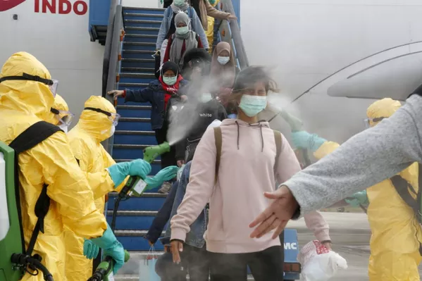 Các bác sĩ phun thuốc sát trùng cho các công dân Indonesia trở về từ Vũ Hán, Trung Quốc, trung tâm dịch virus Corona Các bác sĩ phun thuốc sát trùng cho các công dân Indonesia trở về từ Vũ Hán, Trung Quốc, trung tâm dịch virus Corona - Sputnik Việt Nam