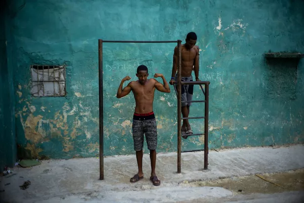 Những người thanh niên tập xà đơn ở Havana, Cuba Những người thanh niên tập xà đơn ở Havana, Cuba - Sputnik Việt Nam