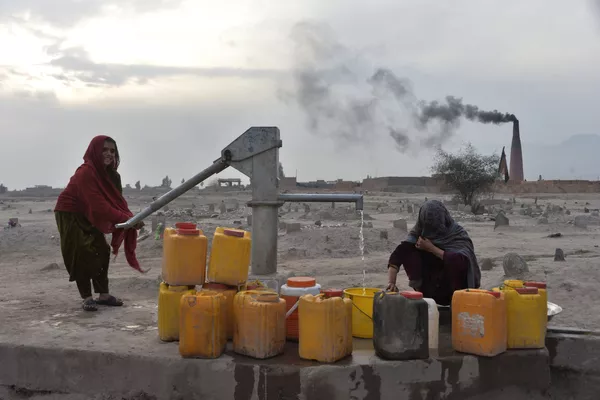 Những nhụ nữ bên giếng nước ở thành phố Jalalabad, Afghanistan Những nhụ nữ bên giếng nước ở thành phố Jalalabad, Afghanistan - Sputnik Việt Nam