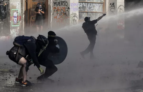 Đụng độ giữa người biểu tình và cảnh sát ở Santiago, Chile Đụng độ giữa người biểu tình và cảnh sát ở Santiago, Chile - Sputnik Việt Nam