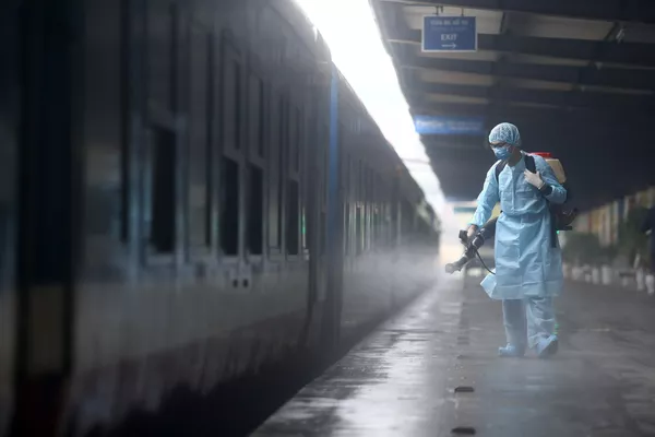 Phun thuốc khử trùng tại Ga Hà Nội Phun thuốc khử trùng tại Ga Hà Nội - Sputnik Việt Nam