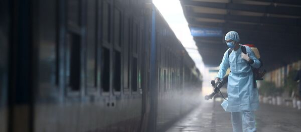 Phun thuốc khử trùng tại Ga Hà Nội.  - Sputnik Việt Nam