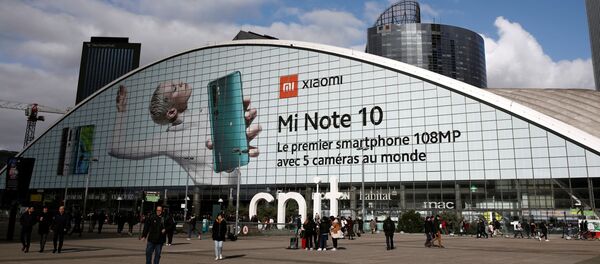 Quảng cáo điện thoại thông minh Xiaomi Mi Note 10 tại khu thương mại La Défense, gần Paris, Pháp - Sputnik Việt Nam