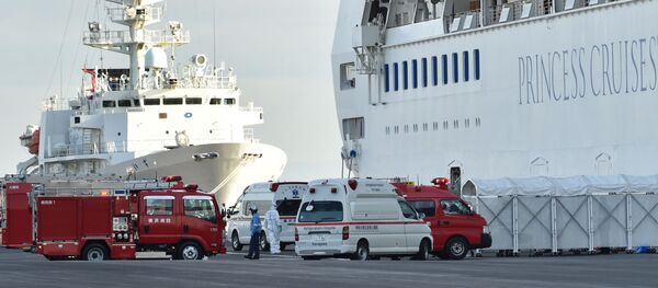 Xe cứu hỏa và xe cứu thương nơi tàu du lịch Diamond Princes bị cách ly tại cảng Yokohama của Nhật Bản - Sputnik Việt Nam