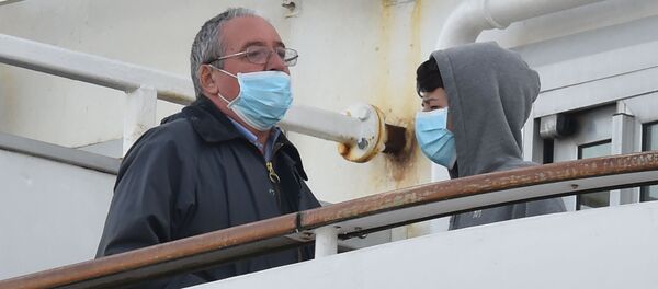 Hành khách đeo khẩu trang y tế trên tàu du lịch Diamond Princes bị cách ly tại cảng Yokohama của Nhật Bản Hành khách đeo khẩu trang y tế trên tàu du lịch Diamond Princes bị cách ly tại cảng Yokohama của Nhật Bản - Sputnik Việt Nam