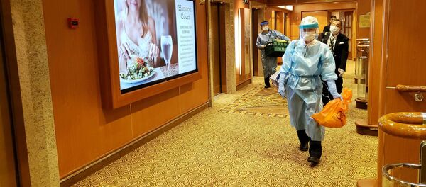 Những người mặc đồ bảo hộ trên tàu du lịch Diamond Princes bị cách ly tại cảng Yokohama của Nhật Bản - Sputnik Việt Nam