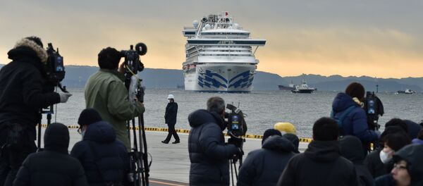 Các nhiếp ảnh gia và phóng viên trên nền tàu du lịch Diamond Princes bị cách ly tại cảng Yokohama của Nhật Bản - Sputnik Việt Nam