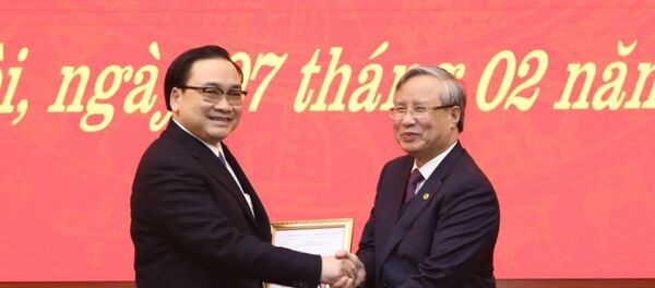 Thường trực Ban Bí thư Trần Quốc Vượng trao quyết định phân công đồng chí Hoàng Trung Hải, Ủy viên Bộ Chính trị giữ chức Phó trưởng bộ phận thường trực chuyên trách Tiểu ban Văn kiện Đại hội XIII của Đảng. Thường trực Ban Bí thư Trần Quốc Vượng trao quyết định phân công đồng chí Hoàng Trung Hải, Ủy viên Bộ Chính trị giữ chức Phó trưởng bộ phận thường trực chuyên trách Tiểu ban Văn kiện Đại hội XIII của Đảng. - Sputnik Việt Nam