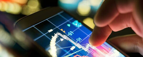 Man theo dõi sự tăng trưởng cổ phiếu trên điện thoại thông minh của mình. - Sputnik Việt Nam