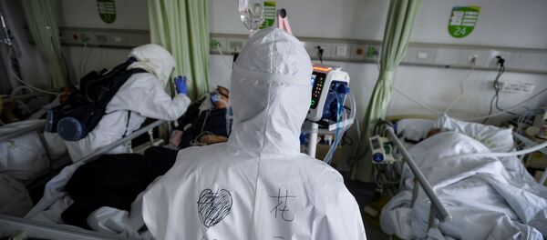 Nhân viên y tế mặc quần áo bảo hộ cho bệnh nhân bị coronavirus tại bệnh viện bệnh viện Vũ Hán - Sputnik Việt Nam
