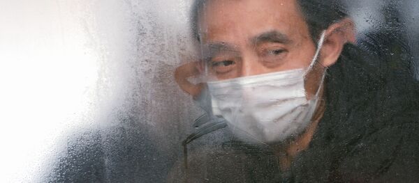 Một công dân Trung Quốc trong một chiếc xe buýt gần trung tâm quan sát tại nhà vệ sinh Bodrost ở Yekaterinburg - Sputnik Việt Nam