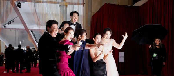 Сác diễn viên của bộ phim Ký sinh trùng của Hàn Quốc tại lễ trao giải Oscar 2020 - Sputnik Việt Nam