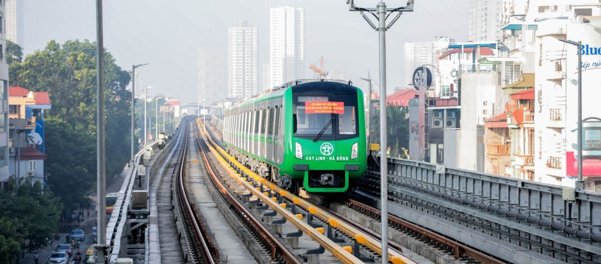 Năm đoàn tàu của tuyến đường sắt trên cao Cát Linh - Hà Đông đã tiến hành chạy thử toàn tuyến. - Sputnik Việt Nam, 1920, 04.04.2020