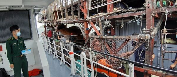  Tàu QNa 90037 TS cùng 40 thuyền viên gặp nạn trên biển được tàu SAR 412 cứu kéo về Quy Nhơn an toàn - Sputnik Việt Nam