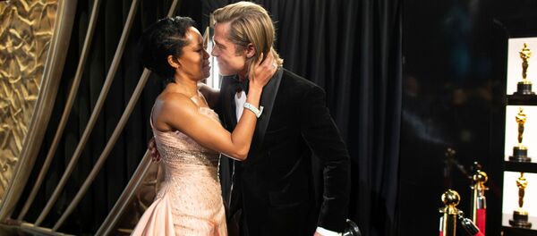 Diễn viên Brad Pitt và nữ diễn viên Regina King sau lễ trao giải Oscar 2020 tại Los Angeles - Sputnik Việt Nam