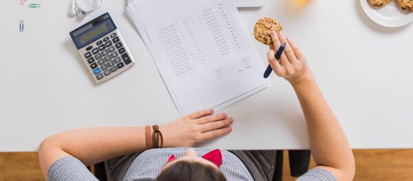 Người phụ nữ với thức ăn ở bàn làm việc Người phụ nữ với thức ăn ở bàn làm việc - Sputnik Việt Nam