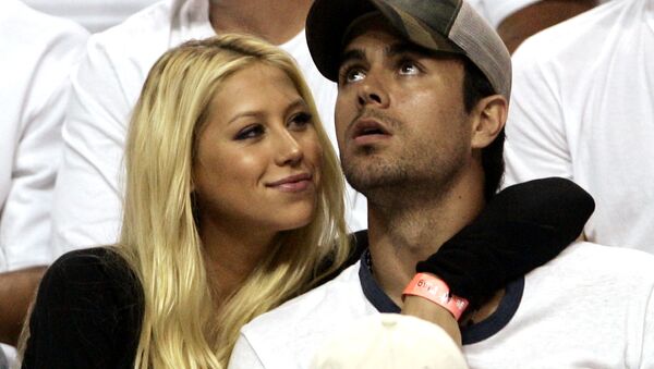 Anna Kournikova và Enrique Iglesias tại một trận bóng rổ ở Miami, Hoa Kỳ - Sputnik Việt Nam