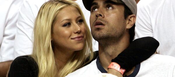 Anna Kournikova và Enrique Iglesias tại một trận bóng rổ ở Miami, Hoa Kỳ - Sputnik Việt Nam