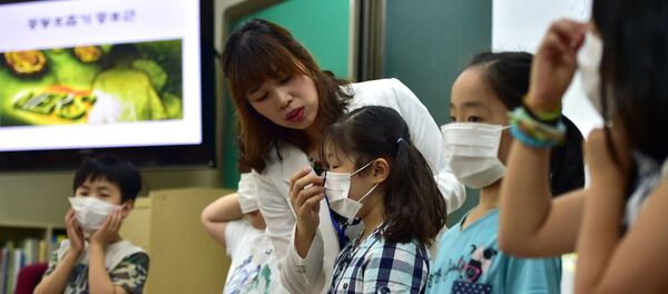 Học sinh Hàn Quốc đeo khẩu trang ở Seoul Học sinh Hàn Quốc đeo khẩu trang ở Seoul - Sputnik Việt Nam