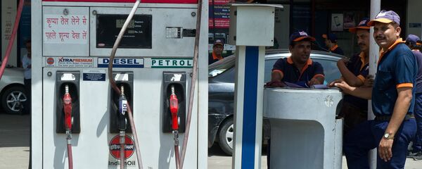 Nhân viên trạm xăng Ấn Độ đang chờ khách hàng - Sputnik Việt Nam