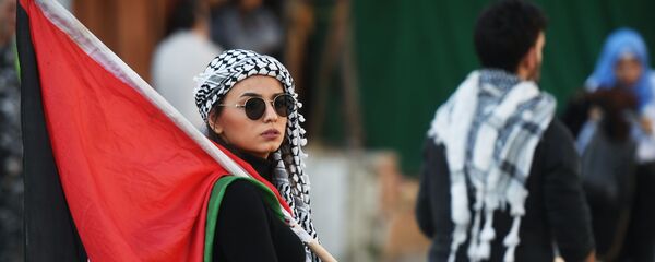 Người tham gia cuộc biểu tình tại Đại sứ quán Mỹ ở Beirut chống lại thỏa thuận thế kỷ để giải quyết cuộc xung đột giữa người Palestine và Israel - Sputnik Việt Nam