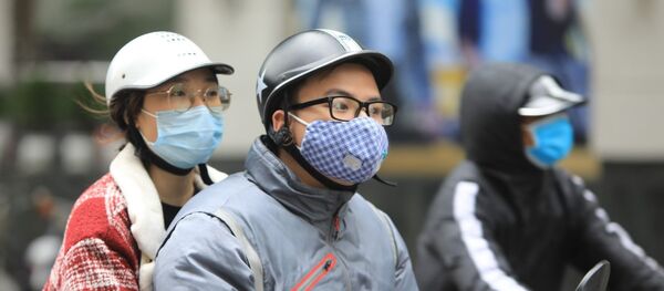 Khá nhiều người dân ưa chuộng khẩu trang vải vì sự tiện dụng khi ra đường.  - Sputnik Việt Nam