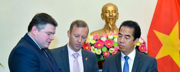 Đoàn cảnh sát hạt Essex đã trao cho Bộ Ngoại giao sổ chia buồn đối với 39 nạn nhân người Việt Nam do Chính phủ Anh mở cùng lời chia buồn của Thủ tướng Anh Boris Johnson tới gia đình các nạn nhân. Đoàn cảnh sát hạt Essex đã trao cho Bộ Ngoại giao sổ chia buồn đối với 39 nạn nhân người Việt Nam do Chính phủ Anh mở cùng lời chia buồn của Thủ tướng Anh Boris Johnson tới gia đình các nạn nhân. - Sputnik Việt Nam