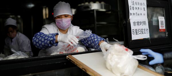 Продавщица в маске передает товар через прилавок ресторана в Пекине, Китай - Sputnik Việt Nam