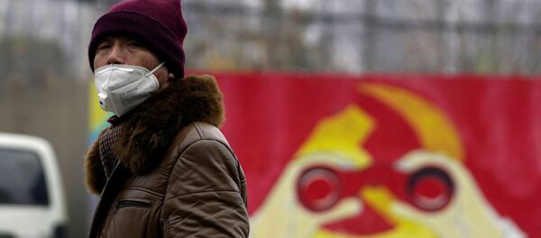 Мужчина в медицинской маске на фоне эмблемы Компартии Китая, Шанхай - Sputnik Việt Nam