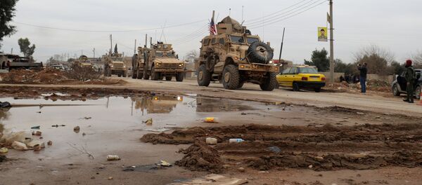 Đoàn xe quân sự Mỹ ở ngoại ô thành phố El Kamyshly, miền bắc Syria Đoàn xe quân sự Mỹ ở ngoại ô thành phố El Kamyshly, miền bắc Syria - Sputnik Việt Nam