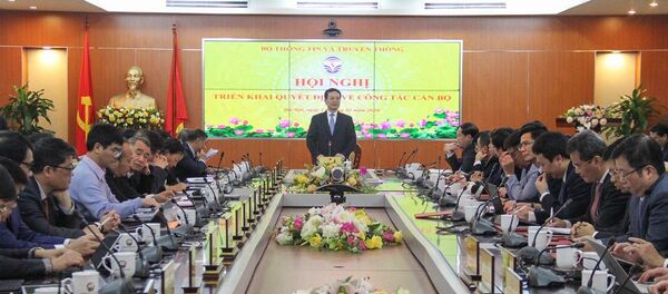 Bộ trưởng Bộ Thông tin và Truyền thông Nguyễn Mạnh Hùng chủ trì hội nghị triển khai quyết định công tác cán bộ.  - Sputnik Việt Nam