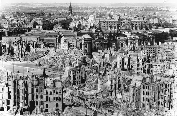 Nhân chứng cho trận ném bom Dresden của Không quân Anh-Mỹ vào năm 1945: “Đây là một tội ác chiến tranh” Nhân chứng cho trận ném bom Dresden của Không quân Anh-Mỹ vào năm 1945: “Đây là một tội ác chiến tranh” - Sputnik Việt Nam