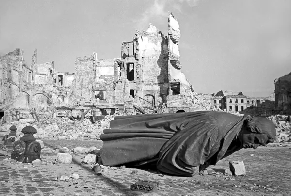 Nhân chứng cho trận ném bom Dresden của Không quân Anh-Mỹ vào năm 1945: “Đây là một tội ác chiến tranh” Nhân chứng cho trận ném bom Dresden của Không quân Anh-Mỹ vào năm 1945: “Đây là một tội ác chiến tranh” - Sputnik Việt Nam