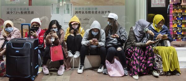 Phụ nữ đeo mặt nạ khẩu trang trên đường phố Hồng Kông Phụ nữ đeo mặt nạ khẩu trang trên đường phố Hồng Kông - Sputnik Việt Nam