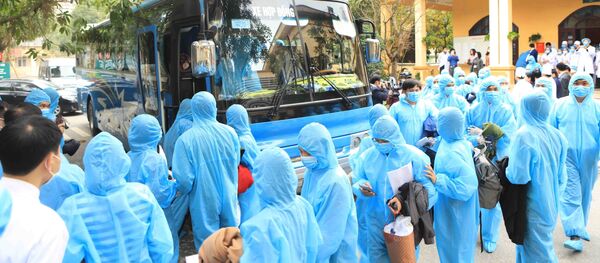 Lực lượng cán bộ y tế lên xe về địa điểm công tác.  - Sputnik Việt Nam