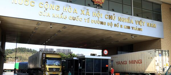 Các xe hàng nông sản chờ làm thủ tục xuất khẩu sang Trung Quốc - Sputnik Việt Nam