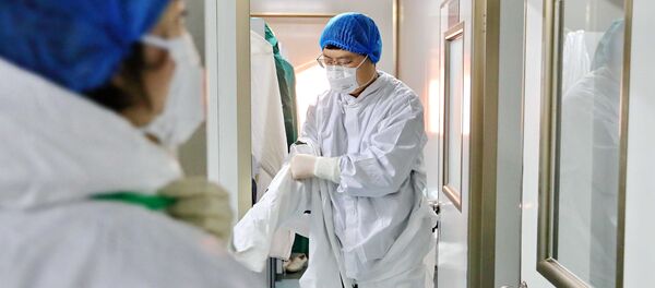 Nhân viên phòng thí nghiệm mặc một bộ đồ bảo vệ trước khi kiểm tra các mẫu tại Trung tâm phòng chống và kiểm soát dịch bệnh Qinhuangdao ở Hà Bắc, Trung Quốc - Sputnik Việt Nam