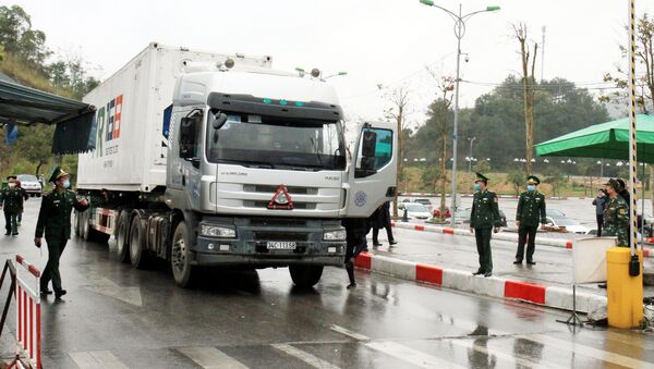 Xe chở nông sản xuất khẩu hàng sang Trung Quốc đầu tiên vào lúc 14 giờ ngày 5/2 tại Cửa khẩu Quốc tế Hữu Nghị - Sputnik Việt Nam