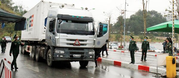 Xe chở nông sản xuất khẩu hàng sang Trung Quốc đầu tiên vào lúc 14 giờ ngày 5/2 tại Cửa khẩu Quốc tế Hữu Nghị - Sputnik Việt Nam