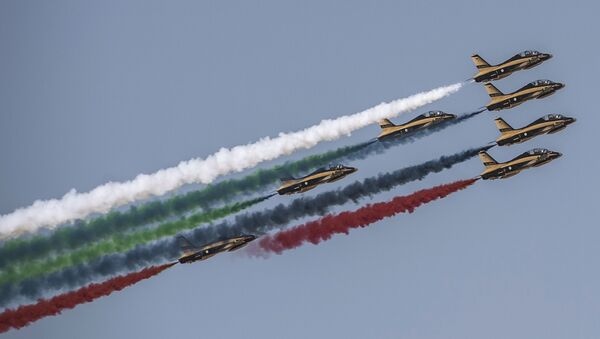 Nhóm thuật bay Al Fursan của Không quân UAE tại triển lãm hàng không vũ trụ quốc tế Dubai Airshow-2015 - Sputnik Việt Nam