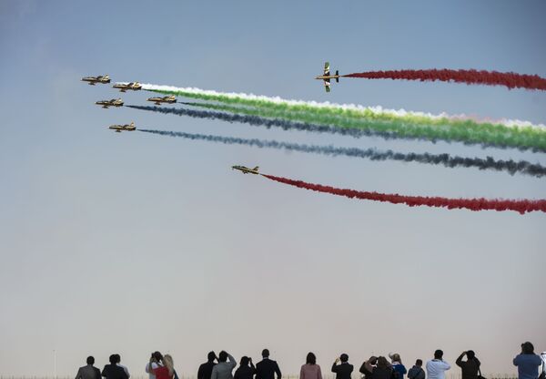 Nhóm thuật bay Al Fursan của Không quân UAE tại triển lãm hàng không vũ trụ quốc tế Dubai Airshow-2015 - Sputnik Việt Nam