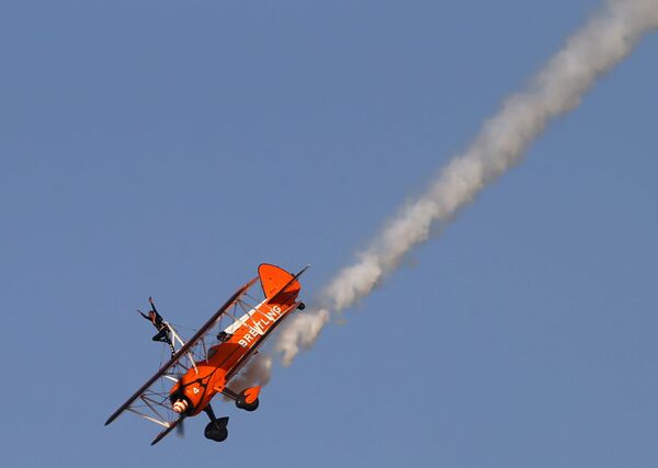 Đội bay AeroSuperBatics của Anh tại triển lãm hàng không vũ trụ quốc tế Dubai Airshow-2015 - Sputnik Việt Nam