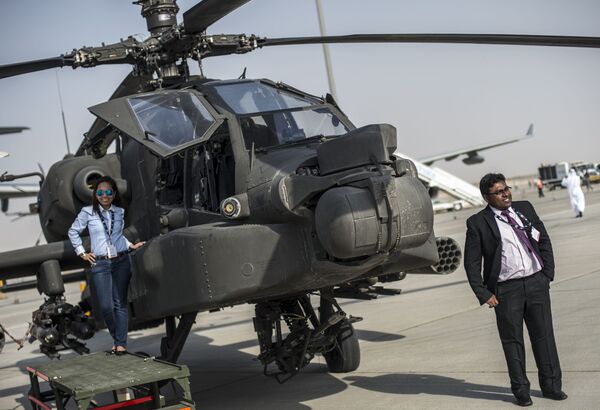 Máy bay trực thăng AH-64 của Không quân Mỹ tại triển lãm hàng không vũ trụ quốc tế Dubai  - Sputnik Việt Nam