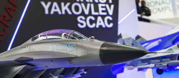 Mô hình chiến đấu cơ MiG-35 tại gian hàng Tổng Công ty chế tạo hàng không Nga ở Dubai Airshow-2015 - Sputnik Việt Nam
