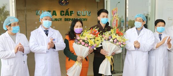 Đội ngũ y bác sỹ chúc mừng hai bệnh nhân được xuất viện. Đội ngũ y bác sỹ chúc mừng hai bệnh nhân được xuất viện. - Sputnik Việt Nam