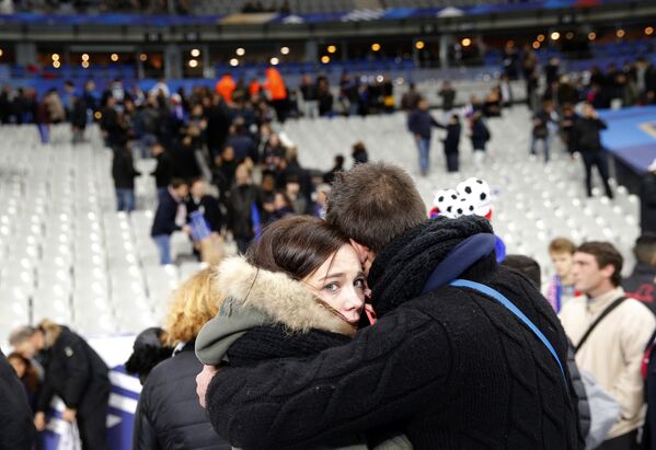 Mọi người hoảng sợ rời sân vận động Stade de France,  nơi đã xảy ra những vụ nổ - Sputnik Việt Nam