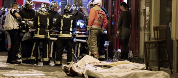 Lực lượng cứu hộ giúp đỡ các nạn nhân ở quận 10 của Paris - Sputnik Việt Nam