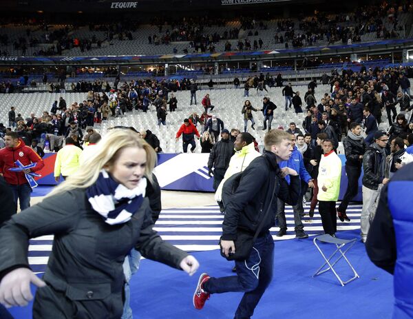 Mọi người hoảng sợ trong sân vận động Stade de France, xung quanh đó xảy ra các vụ nổ - Sputnik Việt Nam