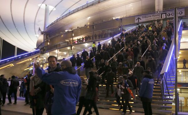 Dòng người hối hả rời sân vận động bóng đá Stade de France, xung quanh đó đã xảy ra vụ nổ - Sputnik Việt Nam